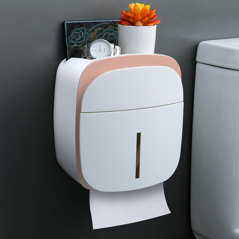 Distributeur de papier toilette mural avec compartiment de rangement supérieur.