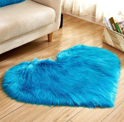 Tapis en forme de cœur moelleux et doux pour une décoration chaleureuse.
