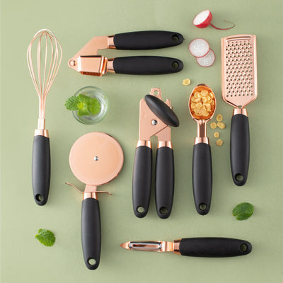 Set d'Ustensiles de Cuisine en cuivre et noir avec poignées ergonomiques pour une utilisation pratique et élégante.