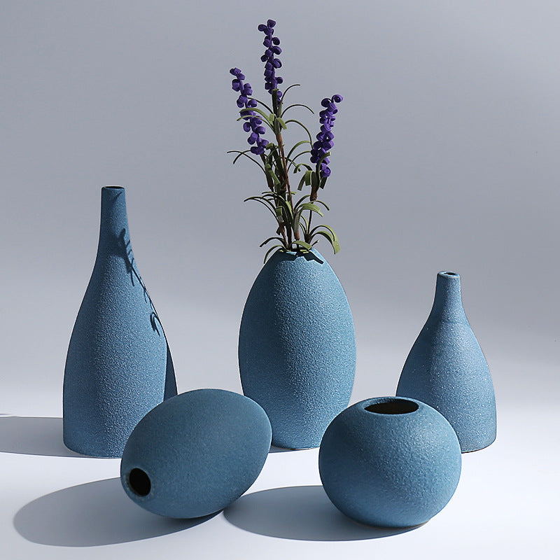 Collection de vases en porcelaine bleue avec finition sablée, parfaits pour une décoration élégante et moderne